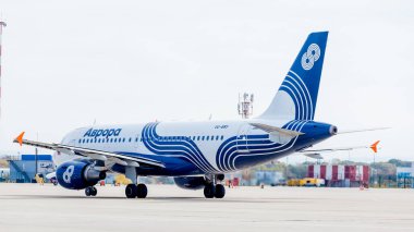 Rusya, Vladivostok, 10/05/2018. Jet yolcu uçağı Airbus A319 Aurora havayolları Havaalanı üzerinde. Havacılık ve ulaşım.