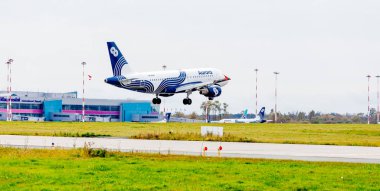 Rusya, Vladivostok, 10/05/2018. Jet yolcu uçağı Airbus A319 Aurora havayolları iniş. Havacılık ve ulaşım.