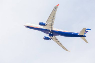 Rusya, Vladivostok, 10/05/2018. Jet yolcu uçağı Airbus A330 Aeroflot havayolları mavi gökyüzüne uçar. Yolculuk ve tatil kavramı. Havacılık ve ulaşım.
