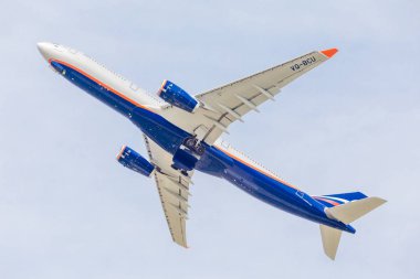 Rusya, Vladivostok, 10/05/2018. Jet yolcu uçağı Airbus A330 Aeroflot havayolları mavi gökyüzüne uçar. Yolculuk ve tatil kavramı. Havacılık ve ulaşım.