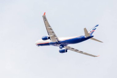 Rusya, Vladivostok, 10/05/2018. Jet yolcu uçağı Airbus A330 Aeroflot havayolları mavi gökyüzüne uçar. Yolculuk ve tatil kavramı. Havacılık ve ulaşım.