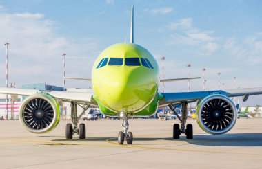 Modern yolcu jet uçağı pist ve kalkış için hazır. Havalimanı arka plan üzerinde terminal. Mutlu bir yolculuk ve bir tatil kavramı. Havacılık ve ulaşım.