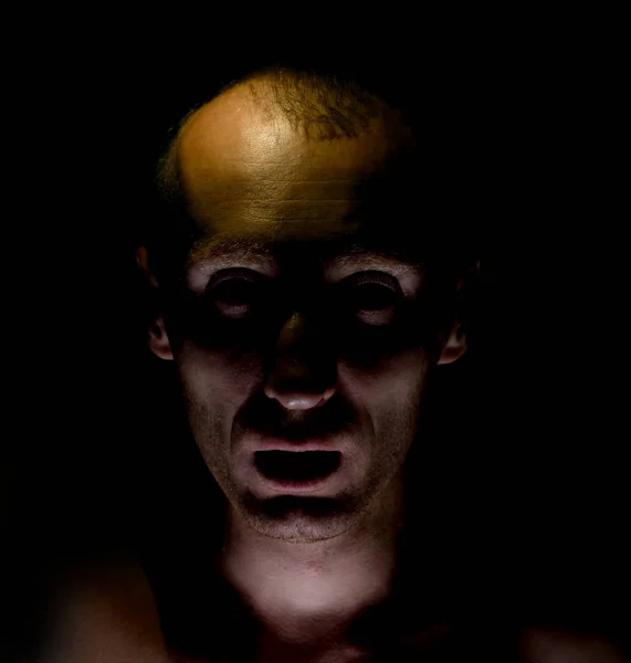 똑바로 바라보 보이는 남자의 어두운 초상화 — 스톡 사진
