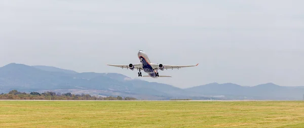 Rusya, Vladivostok, 10/05/2018. Modern ticari yolcu uçağı Airbus A330 Aeroflot havayolları pistlerden birinden çıkartıyor. Yolculuk ve tatil kavramı. Havacılık ve ulaşım.
