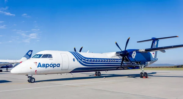 俄罗斯 符拉迪沃斯托克 2018 客机庞巴迪 Q400 在机场的极光航空公司 涡轮螺旋桨发动机 航空和运输 — 图库照片