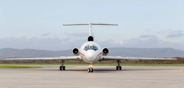 机场的现代商用客机 飞机在跑道上 航空和运输 — 图库照片