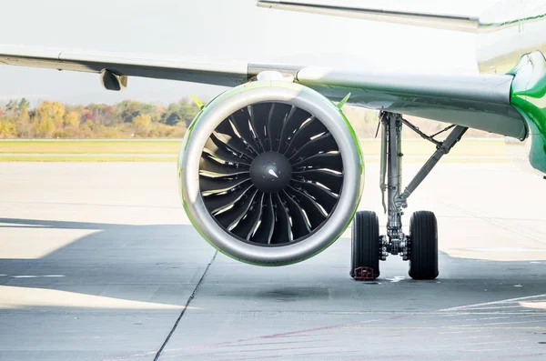 Turbína Motoru Letadla Pod Křídlem Letadlo Přistávací Dráhu Servisu Údržby — Stock fotografie