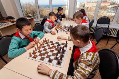 Rusya, Vladivostok, 12/01/2018. Çocuklar oyun satranç satranç satranç kulübü yarışmaya sırasında. Eğitim, satranç ve akıl oyunları. Rekabet ve turnuva. Çocukların eğlence.