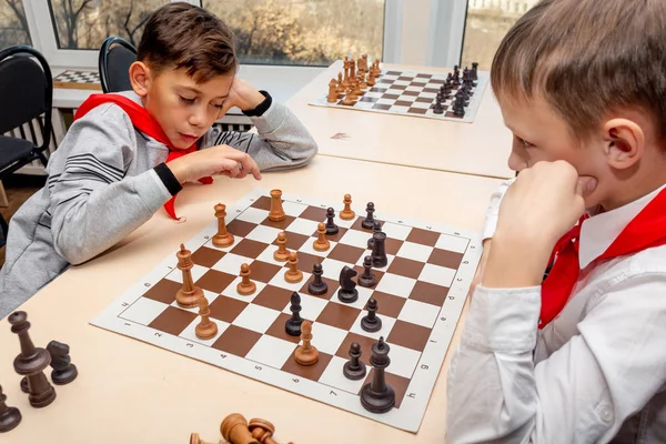 Rusia Vladivostok 2018 Los Niños Juegan Ajedrez Durante Competición Ajedrez — Foto de Stock