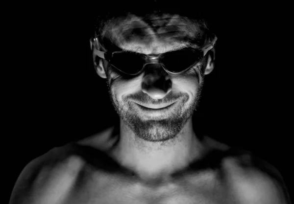 Retrato Hombre Caucásico Adulto Sin Afeitar Gafas Baño Sonríe Como —  Fotos de Stock