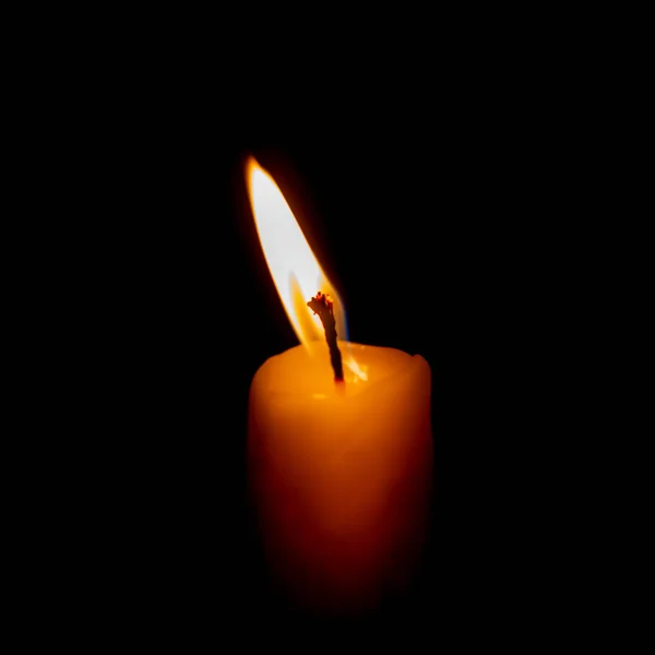 蜡烛在黑暗中燃烧 悲伤和沮丧 情感的象征失去了亲人 在黑色上隔离 — 图库照片