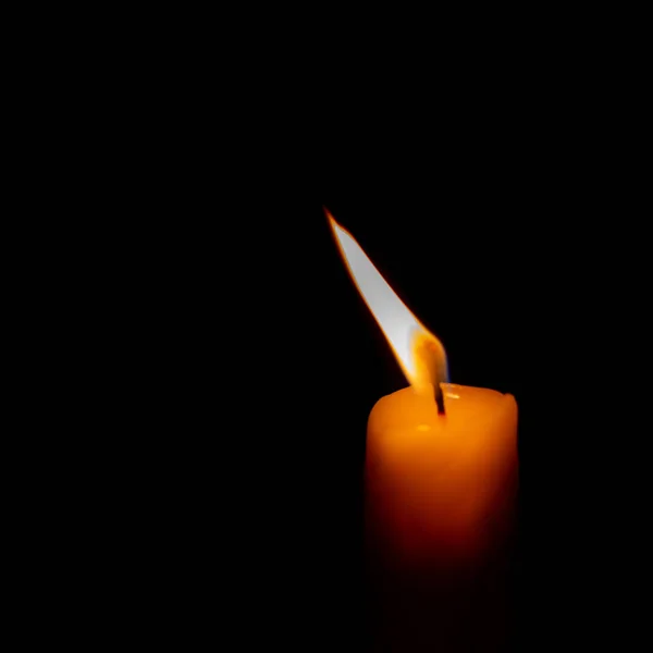 暗闇の中でろうそくの炎 悲しみや抑うつ 愛する人を失うことの感情的なシンボル 黒の分離 — ストック写真