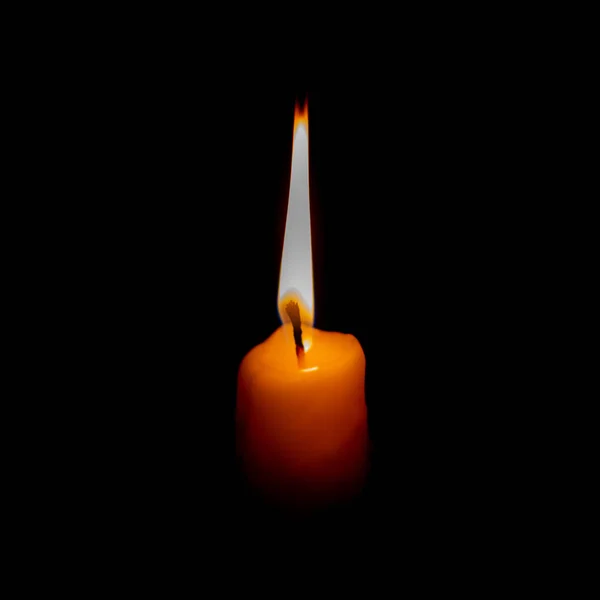 蜡烛在黑暗中燃烧 悲伤和沮丧 情感的象征失去了亲人 在黑色上隔离 — 图库照片