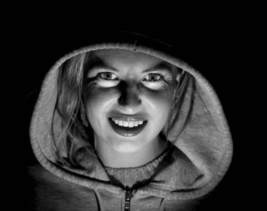 Çekici bir beyaz kadın başlıklı şık portresi. Siyah ve beyaz çekim, düşük anahtar aydınlatma. Siyah izole.