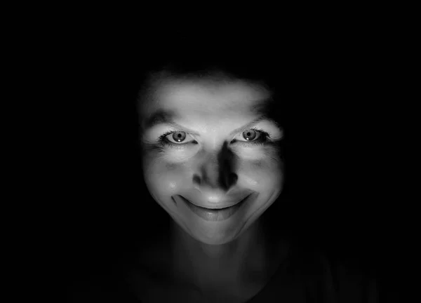 一个面带微笑的有吸引力的高加索女人的时尚肖像 黑色和白色的镜头 低调的灯光 在黑色上隔离 — 图库照片