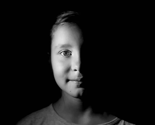かわいい白人の女の子のスタイリッシュな肖像画 黒と白のショット 低キー照明します 黒の分離 — ストック写真