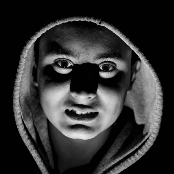 Szép Kaukázusi Fiatal Fiú Motorháztető Divatos Portréja Fekete Fehér Felvétel — Stock Fotó