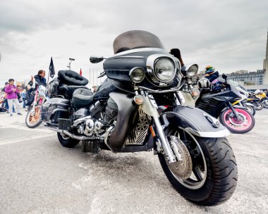 Rusya, Vladivostok, 10/06/2018. Yamaha Royal Star motosiklet (motosiklet) Bisiklet şehir şehir merkezinde göster. Klasik bisiklet, aktif yaşam tarzı, hobi olarak motosiklet.