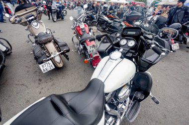 Rusya, Vladivostok, 10/06/2018. Harley-Davidson Motosiklet (motosiklet) Direksiyon simidinde görüntüleyin. Klasik bisiklet, aktif yaşam tarzı, hobi olarak motosiklet.