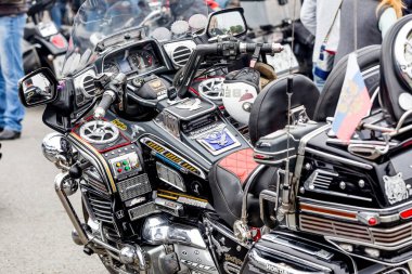 Rusya, Vladivostok, 10/06/2018. Honda Goldwing 3370 Limited Edition motosiklet (motosiklet) Bisiklet şehir şehir merkezinde göster. Klasik bisiklet, aktif yaşam tarzı, hobi olarak motosiklet.