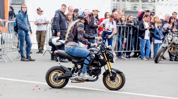 Rosja Władywostok 2018 Kobieta Jedzie Rower Honda Grom Pgm Motocykl — Zdjęcie stockowe