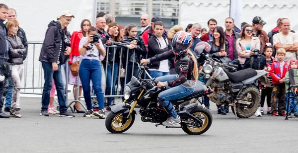Rusya, Vladivostok, 10/06/2018. Bir kadın ile şehir şehir Bisikleti gösteri Honda Grom Pgm Fi motor (motosiklet) gidiyor. Spor bisiklet, aktif yaşam tarzı, hobi olarak motosiklet.