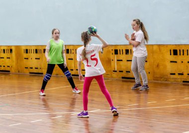 Rusya, Vladivostok, 02/26/2019. Çocuklar hentbol kapalı oynar. Spor ve fiziksel aktivite. Eğitim ve spor çocuklar için.