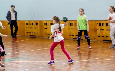 Rusya, Vladivostok, 02/26/2019. Çocuklar hentbol kapalı oynar. Spor ve fiziksel aktivite. Eğitim ve spor çocuklar için.