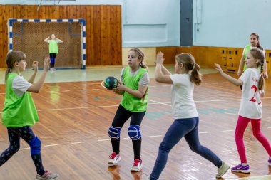 Rusya, Vladivostok, 02/26/2019. Çocuklar hentbol kapalı oynar. Spor ve fiziksel aktivite. Eğitim ve spor çocuklar için.