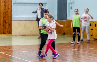 Rusya, Vladivostok, 02/26/2019. Çocuklar hentbol kapalı oynar. Spor ve fiziksel aktivite. Eğitim ve spor çocuklar için.