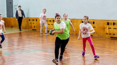 Rusya, Vladivostok, 02/26/2019. Çocuklar hentbol kapalı oynar. Spor ve fiziksel aktivite. Eğitim ve spor çocuklar için.