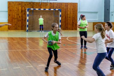 Rusya, Vladivostok, 02/26/2019. Çocuklar hentbol kapalı oynar. Spor ve fiziksel aktivite. Eğitim ve spor çocuklar için.