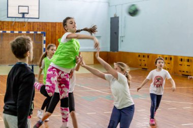 Rusya, Vladivostok, 02/26/2019. Çocuklar hentbol kapalı oynar. Spor ve fiziksel aktivite. Eğitim ve spor çocuklar için.