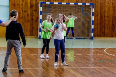 Rusya, Vladivostok, 02/26/2019. Çocuklar hentbol kapalı oynar. Spor ve fiziksel aktivite. Eğitim ve spor çocuklar için.