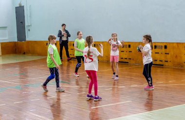 Rusya, Vladivostok, 02/26/2019. Çocuklar hentbol kapalı oynar. Spor ve fiziksel aktivite. Eğitim ve spor çocuklar için.