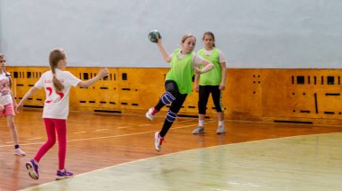 Rusya, Vladivostok, 02/26/2019. Çocuklar hentbol kapalı oynar. Spor ve fiziksel aktivite. Eğitim ve spor çocuklar için.