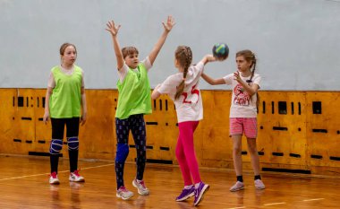 Rusya, Vladivostok, 02/26/2019. Çocuklar hentbol kapalı oynar. Spor ve fiziksel aktivite. Eğitim ve spor çocuklar için.