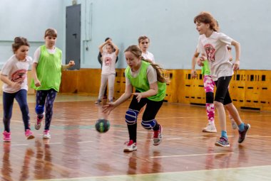 Rusya, Vladivostok, 02/26/2019. Çocuklar hentbol kapalı oynar. Spor ve fiziksel aktivite. Eğitim ve spor çocuklar için.