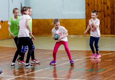 Rusya, Vladivostok, 02/26/2019. Çocuklar hentbol kapalı oynar. Spor ve fiziksel aktivite. Eğitim ve spor çocuklar için.
