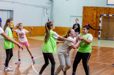 Rusya, Vladivostok, 02/26/2019. Çocuklar hentbol kapalı oynar. Spor ve fiziksel aktivite. Eğitim ve spor çocuklar için.