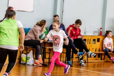 Rusya, Vladivostok, 02/26/2019. Çocuklar hentbol kapalı oynar. Spor ve fiziksel aktivite. Eğitim ve spor çocuklar için.