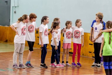 Rusya, Vladivostok, 02/26/2019. Çocuklar hentbol kapalı oynar. Spor ve fiziksel aktivite. Eğitim ve spor çocuklar için.