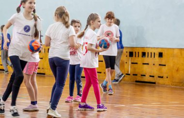 Rusya, Vladivostok, 02/26/2019. Çocuklar hentbol kapalı oynar. Spor ve fiziksel aktivite. Eğitim ve spor çocuklar için.
