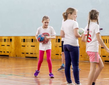Rusya, Vladivostok, 02/26/2019. Çocuklar hentbol kapalı oynar. Spor ve fiziksel aktivite. Eğitim ve spor çocuklar için.