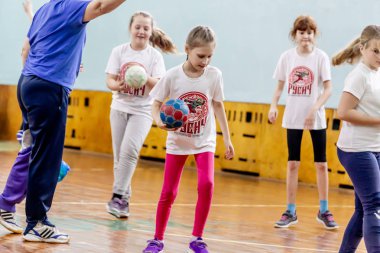Rusya, Vladivostok, 02/26/2019. Çocuklar hentbol kapalı oynar. Spor ve fiziksel aktivite. Eğitim ve spor çocuklar için.