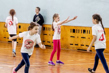 Rusya, Vladivostok, 02/26/2019. Çocuklar hentbol kapalı oynar. Spor ve fiziksel aktivite. Eğitim ve spor çocuklar için.