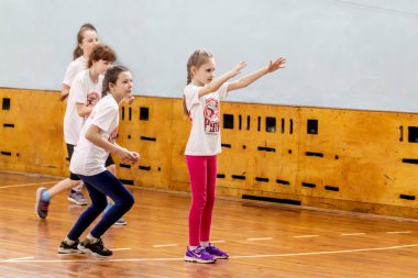 Rusya, Vladivostok, 02/26/2019. Çocuklar hentbol kapalı oynar. Spor ve fiziksel aktivite. Eğitim ve spor çocuklar için.