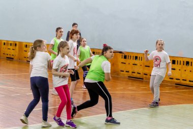 Rusya, Vladivostok, 02/26/2019. Çocuklar hentbol kapalı oynar. Spor ve fiziksel aktivite. Eğitim ve spor çocuklar için.
