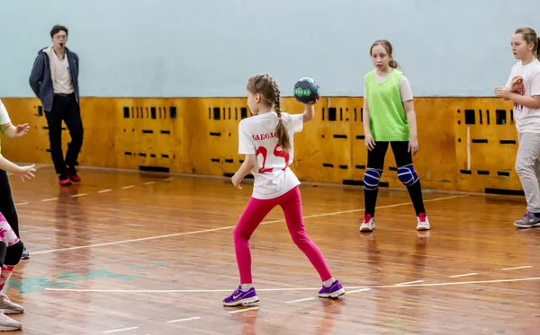 Rússia Vladivostok 2019 Crianças Jogam Handebol Casa Esportes Atividade Física — Fotografia de Stock