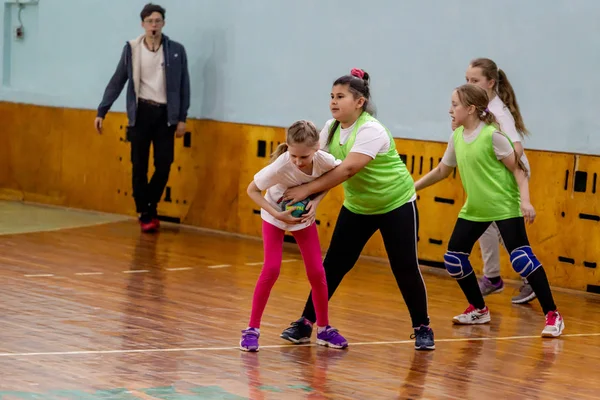 Rusia Vladivostok 2019 Los Niños Juegan Balonmano Interiores Deportes Actividad —  Fotos de Stock